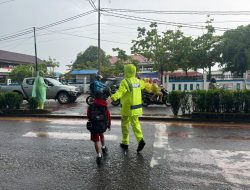 Hujan Deras Brigpol Theresia Monikawati Berdiri Tegak Pengaturan Lalin