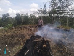Polsek Menukung Laksanakan Ground Check Dua Titik Hotspot Pastikan Api Tidak Meluas