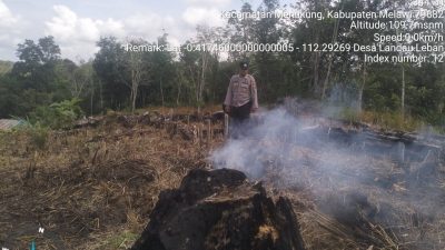 Polsek Menukung Laksanakan Ground Check Dua Titik Hotspot Pastikan Api Tidak Meluas