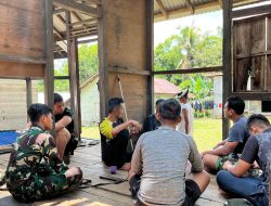 Hangatkan Kebersamaan Di Tengah Hujan Satgas TMMD Ke-128 Kodim 1204/Sanggau Nikmati Bubur Kacang Hijau Bersama Warga