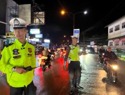 Hujan Dan Panas Tak Menghalangi Ketulusan Personel Lalu Lintas Melawi Menjaga Jalanan