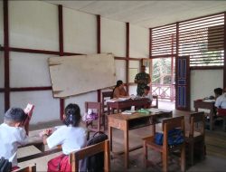 Guna Terwujudnya Generasi Bangsa yang Cerdas Di Wilayah Perbatasan Babinsa Batang Lupar Berikan Motivasi kepada Guru Dan Siswa SDN 11 Kelawik