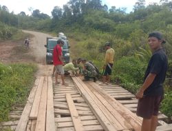 Wujudkan Kepedulian Kodim 1209/Bengkayang Bersama Warga Rehab Jembatan Penghubung Antardesa