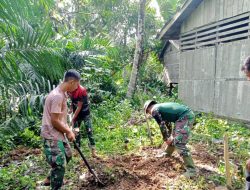Gotong Royong Satgas TMMD Ke-128 Kodim 1204/Sanggau Bersama Warga Terus Menggesa Pembangunan MCK Di Balai Dusun Semayang Masuki Tahap Pembuatan Septik Tank