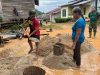 Gunakan Jarai Warga Bantu Satgas TMMD Ke-128 Kodim 1204/Sanggau Angkut Pasir Dari Sungai