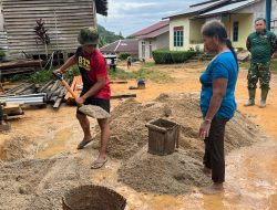 Gunakan Jarai Warga Bantu Satgas TMMD Ke-128 Kodim 1204/Sanggau Angkut Pasir Dari Sungai