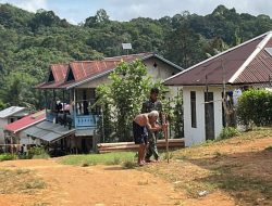 Personel Satgas TMMD Ke-128 Kodim 1204/Sanggau Tunjukkan Kepedulian Terhadap Warga Lansia