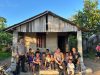 Kapolsek Benua Kayong Bersama Bhabinkamtibmas Berikan Bantuan Sosial Kepada Warga Kurang Mampu Di Desa Padang