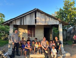 Kapolsek Benua Kayong Bersama Bhabinkamtibmas Berikan Bantuan Sosial Kepada Warga Kurang Mampu Di Desa Padang