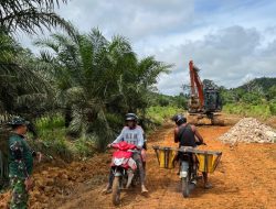 Akses Jalan Mulai Dirasakan Warga Satgas TMMD Ke-128 Kodim 1204/Sanggau Terus Kebut Pengerjaan