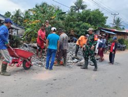 Babinsa Merubung Koramil 03/Tebas Ajak Warga Gotong Royong Timbun Jalan Gang Wilayah Binaan