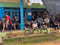 Canda Tawa Warnai Waktu Istirahat Satgas TMMD Ke-128 Kodim 1204/Sanggau Bersama Warga