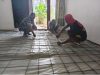 Babinsa Koramil Embaloh Hulu Bantu Warga Anyam Besi untuk Pengecoran Rumah di Desa Seujung Giling Manik