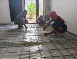 Babinsa Koramil Embaloh Hulu Bantu Warga Anyam Besi untuk Pengecoran Rumah di Desa Seujung Giling Manik