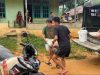 Gunakan Kendaraan Roda Dua Satgas TMMD Ke-128 Kodim 1204/Sanggau Bersama Warga Angkut Material Semen