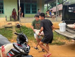 Gunakan Kendaraan Roda Dua Satgas TMMD Ke-128 Kodim 1204/Sanggau Bersama Warga Angkut Material Semen