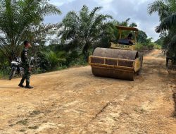 Pekerjaan Jalan Desa Semayang Desa Persiapan Tanak Masuki Tahap Pemadatan Dengan Alat Berat Bomag