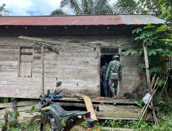 Personel Satgas TMMD Ke-128 Kodim 1204/Sanggau Cek Langsung Kondisi Rumah Warga Penerima Rehab RTLH