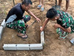 Kapten Inf Demianus Turun Tangan Bantu Pemasangan Bata Dinding Septik Pada Pembangunan MCK TMMD