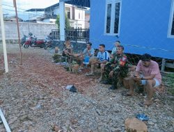 Bersama Masyarakat Babinsa Koramil Putussibau Utara Gotong Royong Mengukur Pembuatan Lapangan Voli