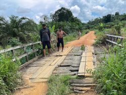 Jembatan Di Dusun Tanak Memprihatinkan, Satgas TMMD Ke-128 Kodim 1204/Sanggau Siap Bangun Kembali