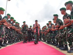 Sambangi Yonif TP 833/Bumi Daranante, Pangdam XII/Tpr Di Dampingi Danrem 121/Abw Dan Rombongan Agar Selalu Bina Satuan Adaptif Dan Bijak