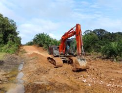 Satgas TMMD Ke-128 Kodim 1204/Sanggau Kebut Perbaikan Dan Pelebaran Jalan Penghubung Desa