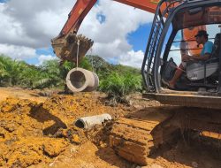 Satgas TMMD Ke-128 Kodim 1204/Sanggau Pasang Gorong-gorong Gunakan Excavator