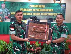 Dalam Rangka Kunjungan Kerja Ke Kodim 1206/Putussibau Pangdam XII/Tanjungpura Berikan Pengarahan Kepada Anggota Kodim