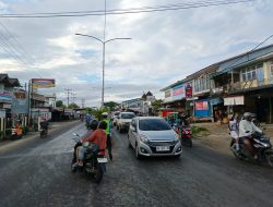 Aksi Humanis Polisi Lalu Lintas Polres Melawi  Pinjamkan Motor untuk Pelajar Agar Tidak Terlambat Sekolah