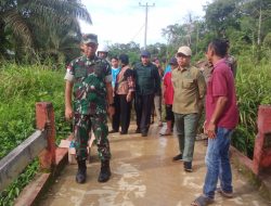 Dandim 1208/Sambas Dampingi Bupati Tinjau Jembatan Ambruk Di Desa Tebuah Elok Rencanakan Percepatan Pembangunan