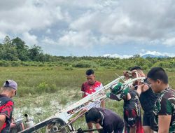 Dengan Penuh Semangat Satgas TMMD Ke-128 Kodim 1204/Sanggau Membajak Sawah Menggunakan Traktor