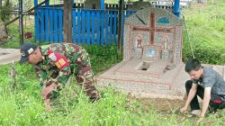 Semangat Bergotong Royong Babinsa Putussibau Utara Bersama Masyarakat Bersihkan TPU Desa Kedamin Darat