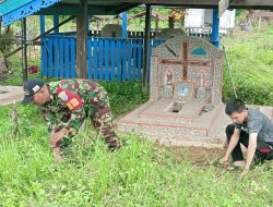 Semangat Bergotong Royong Babinsa Putussibau Utara Bersama Masyarakat Bersihkan TPU Desa Kedamin Darat
