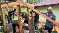 Kebersamaan Warga Dan Satgas TMMD Ke-128 Kodim 1204/Sanggau Warnai Pembangunan MCK Di SMP Negeri 5 Kembayan