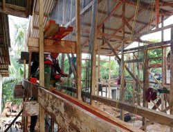 Semangat Kebersamaan Satgas TMMD Dan Warga Warnai Pekerjaan Rehab Rumah