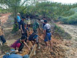 Memupuk Jiwa Gotong Royong Babinsa 1206-17/Silat Hulu Bersama Masyarakat Dusun Cahaya Kita Lakukan Pemasangan Pipa Air Bersih