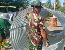 Babinsa Tekarang Dampingi Dan Bantu Warga Bangun Jembatan Aramco Di Wilayah Binaan
