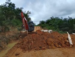 Pekerjaan Gorong-Gorong Terus Dioptimalkan Dengan Excavator Oleh Satgas TMMD Ke-128 Kodim 1204/Sanggau