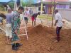Babinsa Koramil Putussibau Utara Gotong Royong Penimbunan Tanah Di Masjid Baitul Maqdis Kedamin Hulu