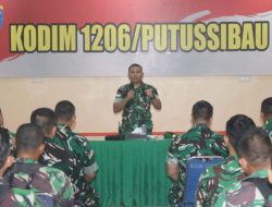 Bacakan Amanat Kasad Komandan Kodim 1206/Putussibau Berikan Jamdan Pada Anggotanya