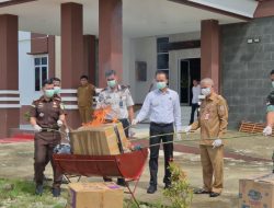 Mewakili Dandim 1206/Psb Pasi Intel Kodim Hadiri Pemusnahan Barang Bukti Hasil Tindak Pidana Di Kejari Kapuas Hulu