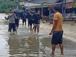 Salut! Polisi Ini Rela Basah Kuyup Demi Selamatkan Motor Warga Di Tengah Banjir
