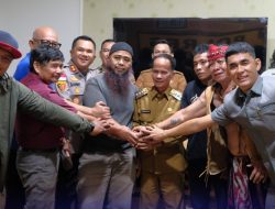 Kapolres Sintang, AKBP Sanny Handityo Dan Forkopimda Pertemukan Dede Dan Pajaji, Sepakat Berdamai