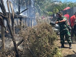Danramil 1206-14/Hulu Gurung Gerakkan Warga Dan Pelajar Padamkan Jago Merah Yang Melalap Rumah Warga Nanga Yen