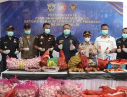 Bareskrim Polri Musnahkan Ribuan Kilogram Bawang Impor Ilegal Dari Jalur Tikus Perbatasan Malaysia