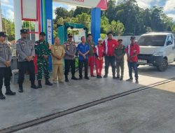 Bersama Forkopimcam  Babinsa Embaloh Hulu Laksanakan Pengawasan Dan Penertiban Penyaluran BBM Di SPBU Desa Langan Baru