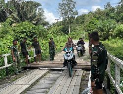Demi Keselamatan Warga, Koramil 1206-14/Hulu Gurung Perbaiki Jembatan Penghubung Antar Desa Nanga Tepuai Landau Kumpang