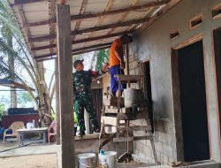 Ringankan Beban Masyarakat Babinsa Koramil 1208-08/Paloh Bantu Warga Binaan Bangun Rumah