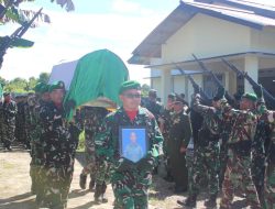 Pengabdian Prajurit Dilepas Dengan Penuh Kehormatan Dandim 1206/Putussibau Pimpin Upacara Militer Pemakaman Almarhum Sertu Suranto
